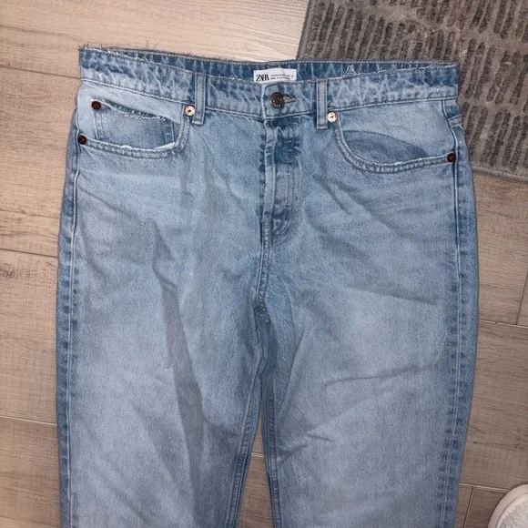 Zara Straight Leg Light Wash Jeans - Picture 3 of 6